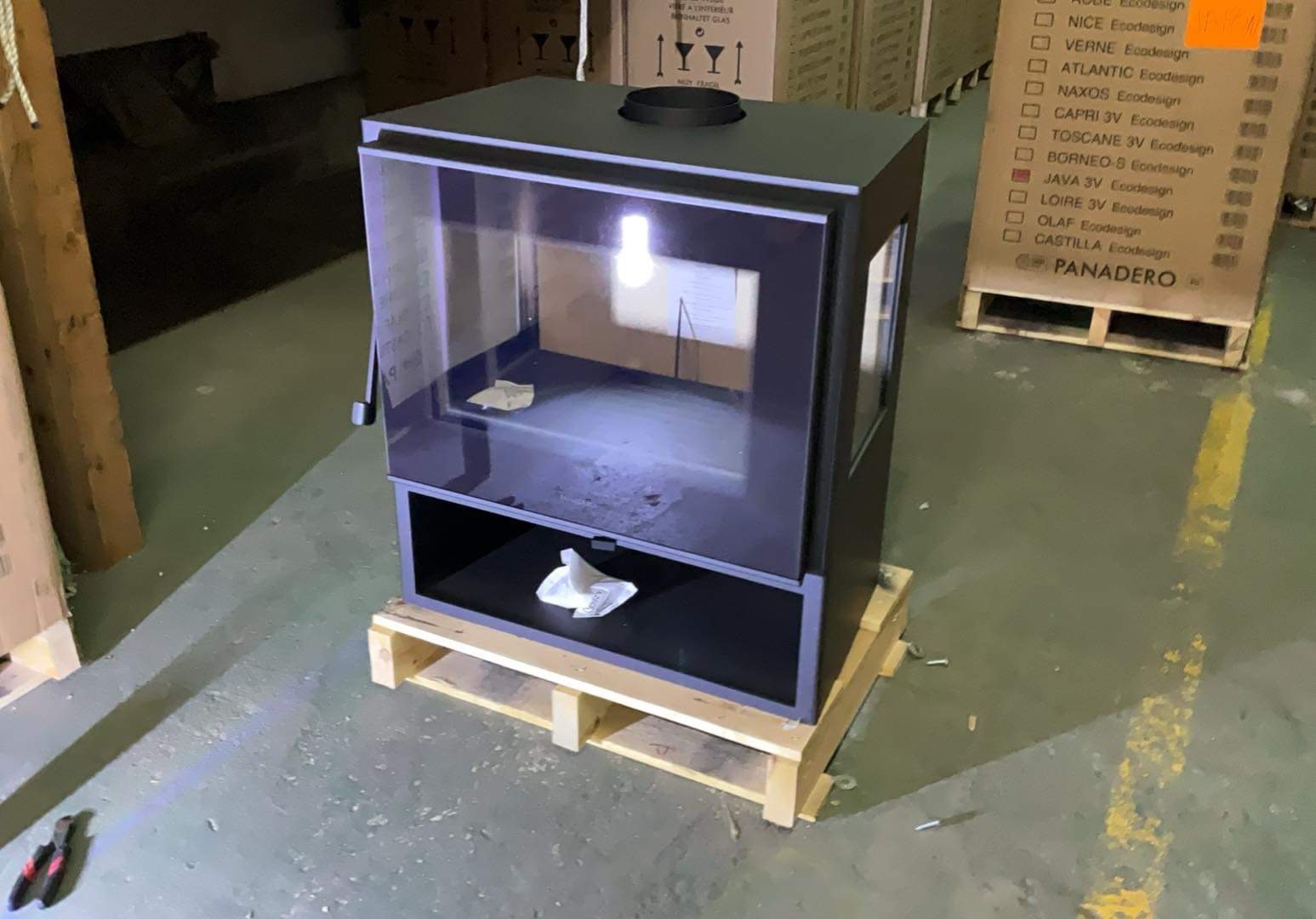 ISLAminiサイズで三面ガラスの薪ストーブTRES（トレス）が日本上陸